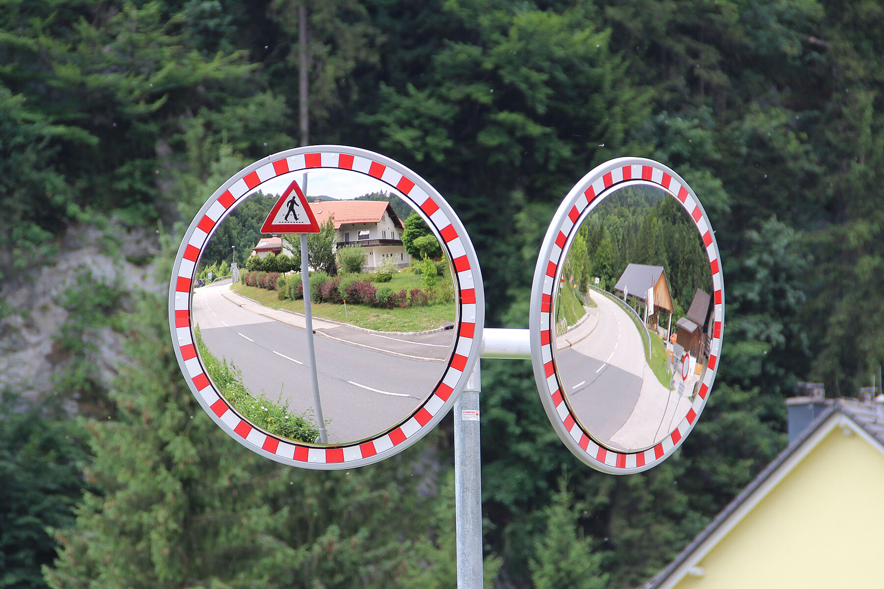 Zwei Runde Verkehrsspiegel montiert auf Gabelaufsatz