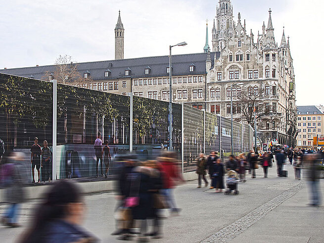 Bedruckte Lärmschutzwand auf dem Marienhofplatz in München