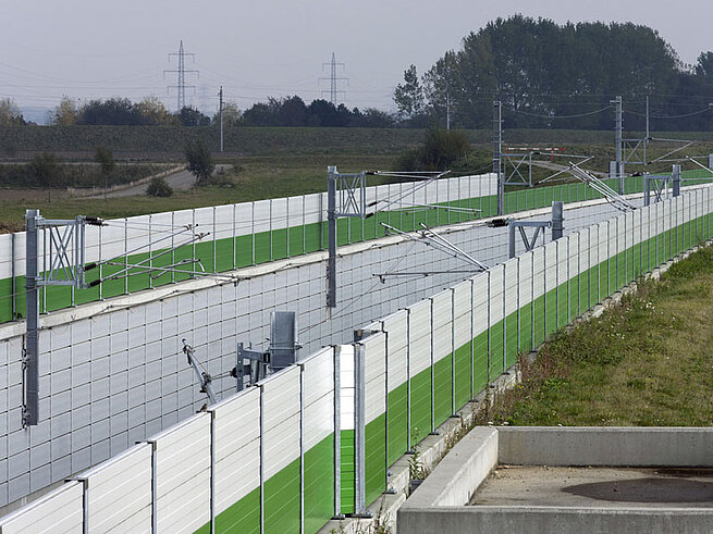 Lärmschutzwand und Lärmschutzverkleidung an einer Bahnstrecke