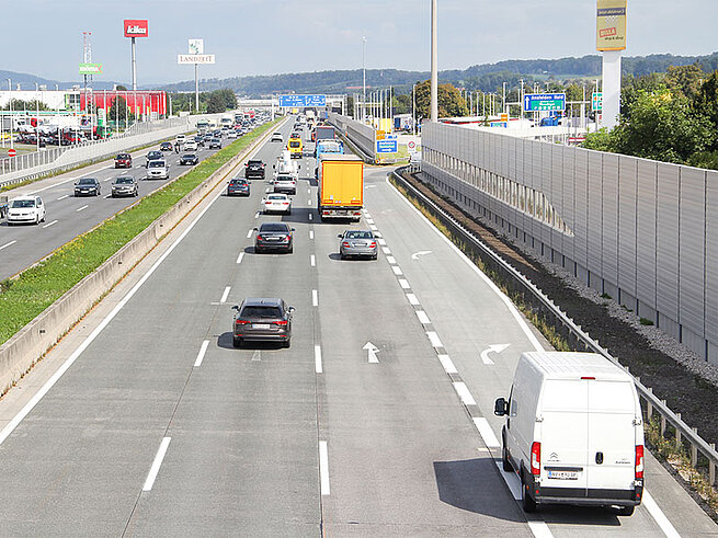 Lärmschutzwand an der vielbefahrenen Autobahn A1 im Abschnitt Ansfelden