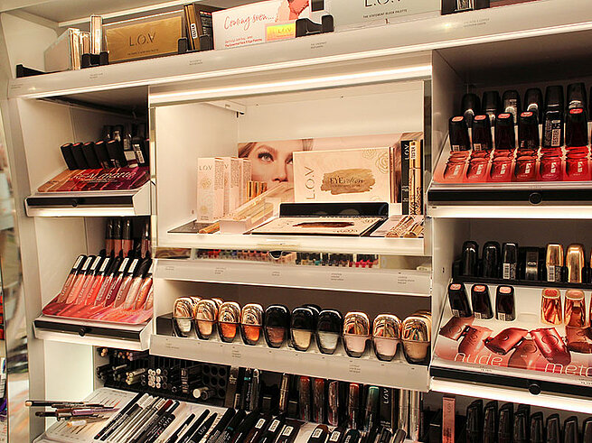 Eingebautes Regalelement "Hot Spot" zur Präsentation von MakeUp