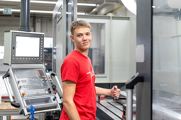 Lehrling Metalltechnik bei der Arbeit