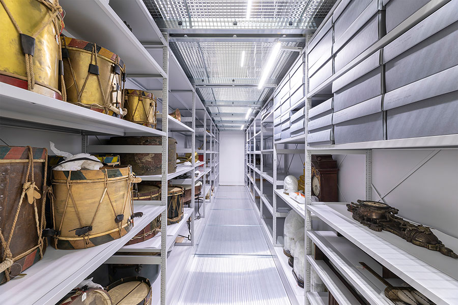 Musikinstrumente und in Kartons verpackte Archivgüter im FOREG TwinSpace