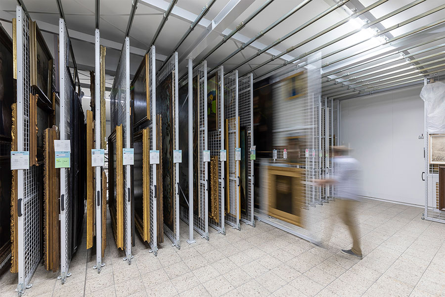Bei der Gitterwandanlage wird gerade eine Bilderwand herausgezogen.