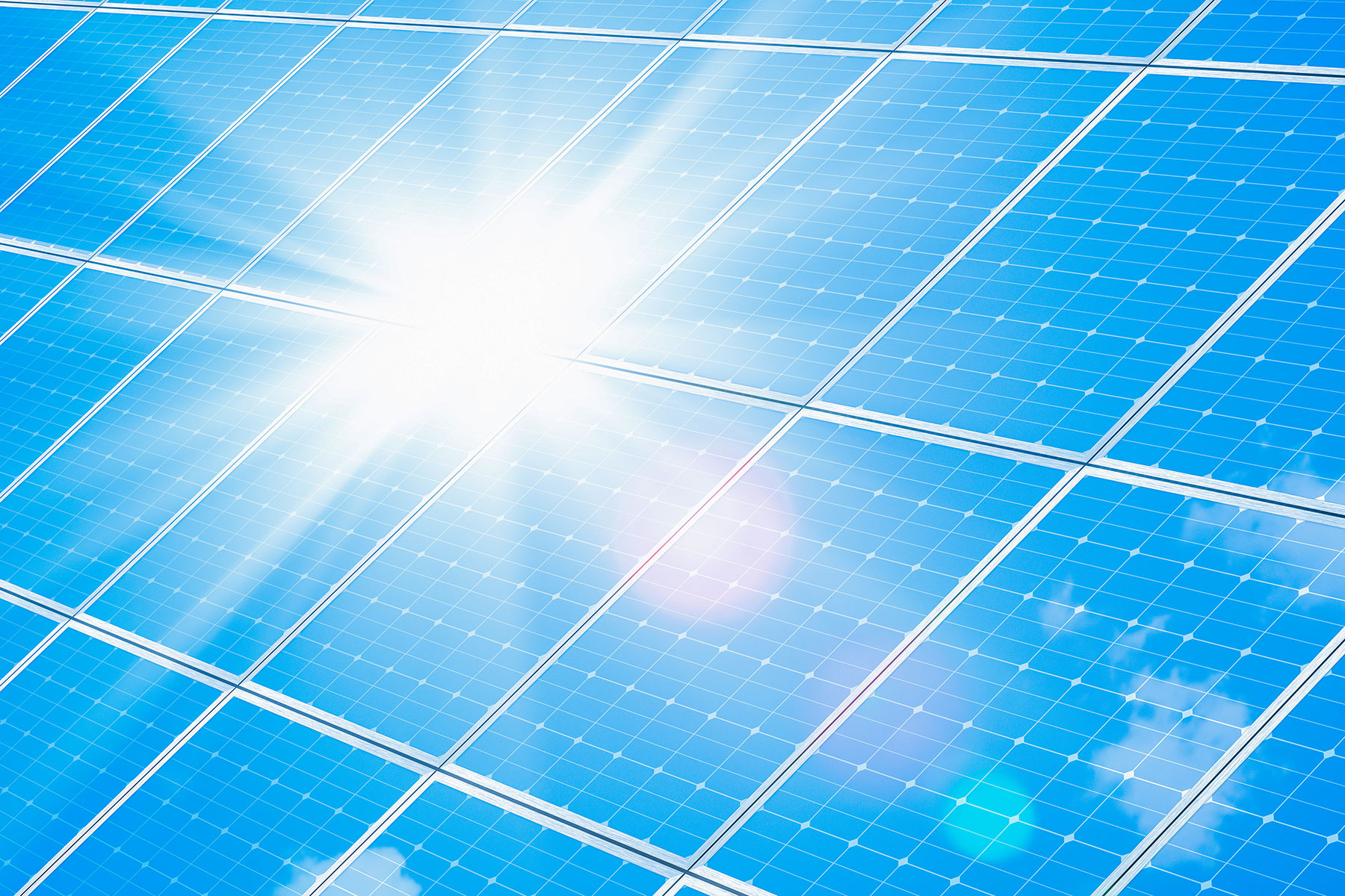 Photovoltaik-Panele, auf die Sonnenstrahlen treffen
