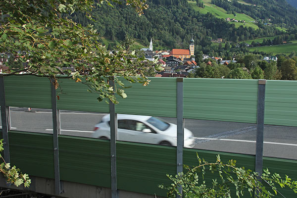 Lärmschutz Strasse Kombination aus Aluminium und transparenten Elementen