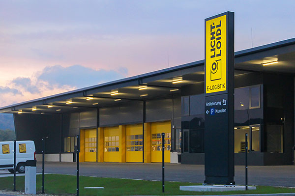 Innenbeleuchteter Werbepylon