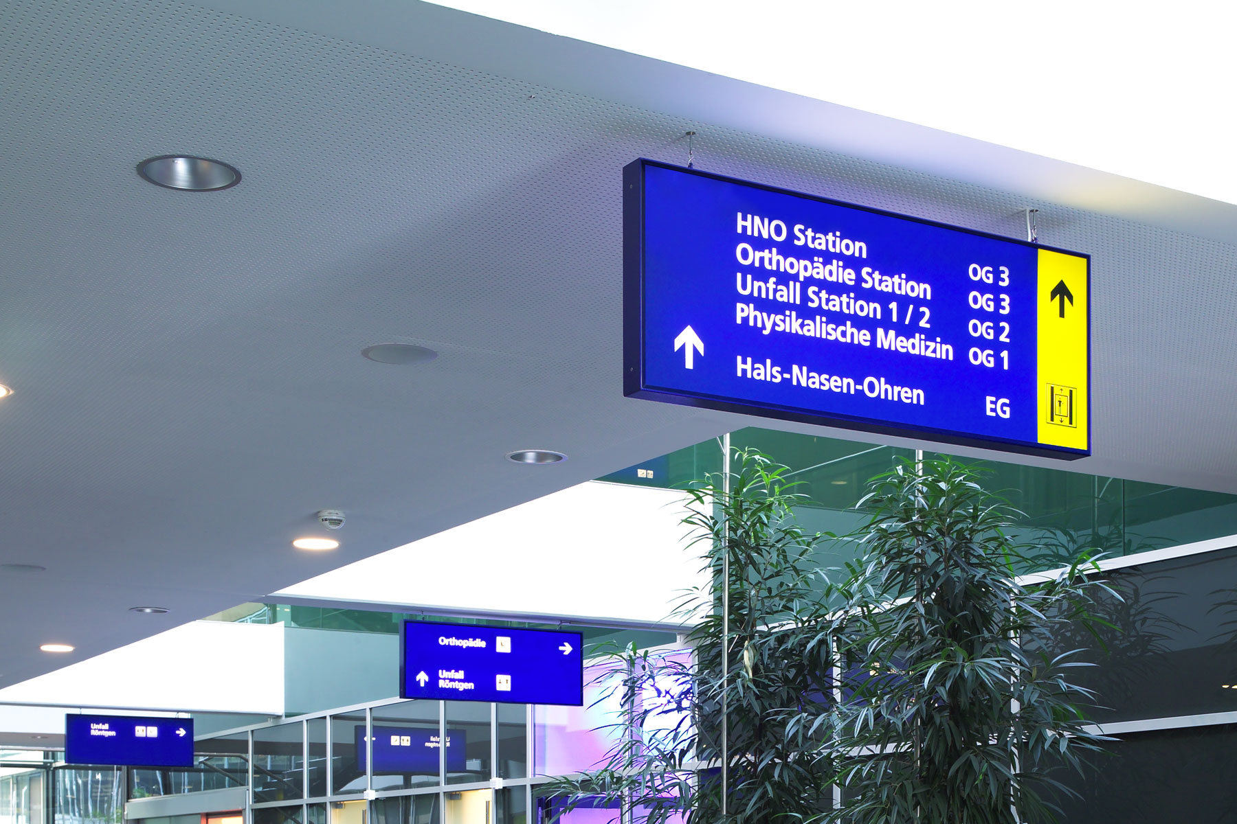 Leuchtschild in einem Krankenhaus