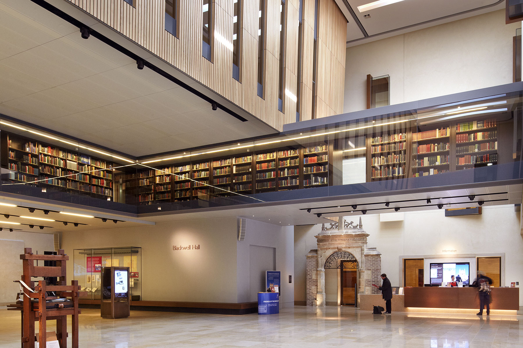 Bibliotheksregale Weston Library Eingangsbereich