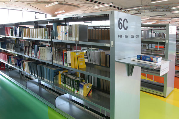 Bibliotheksregale aus Metall TU Prag