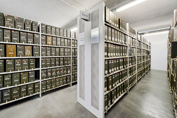 Fachbodenregal gefüllt mit Archivboxen im Französischen Nationalarchiv