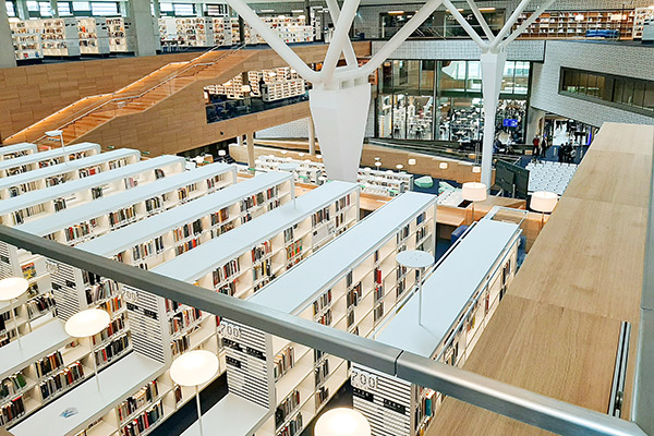 Standregale in einer Bibliothek