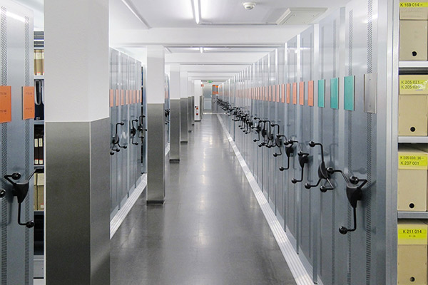 Fahrregale des Archives der ETH Zürich. Die Verschieberegale haben eine metallisch glänzende Oberfläche (verzinkt)