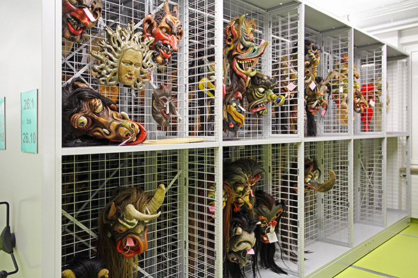 In einer verfahrbaren Regalanlage sind Masken archiviert