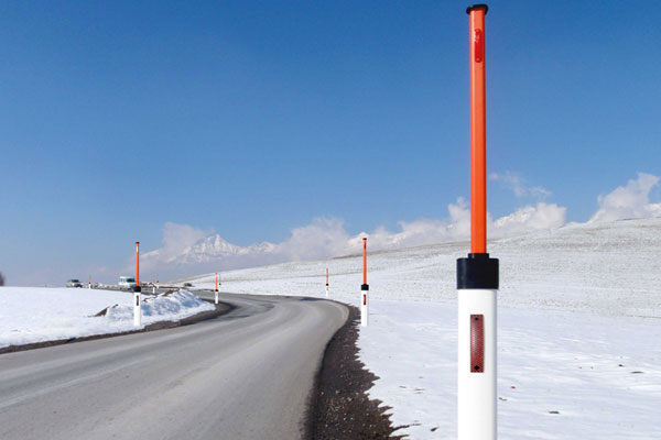 Leitpflock mit integrierter, versenkbarer Schneestange