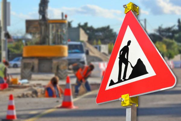Baustellen Verkehrszeichen vor einer Baustelle im Hintergrund