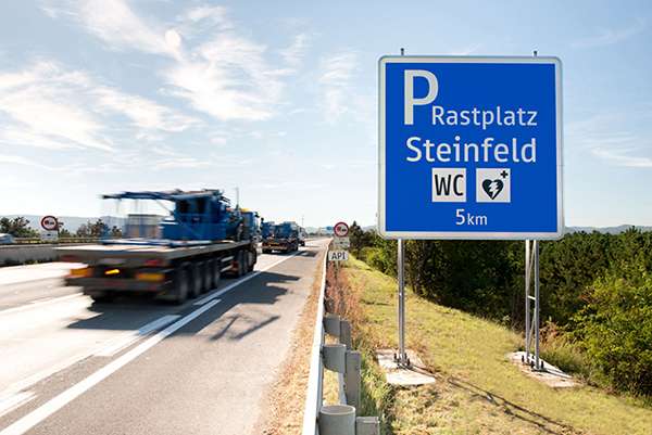 Großtafel Ankündigung Rastplatz Autobahn