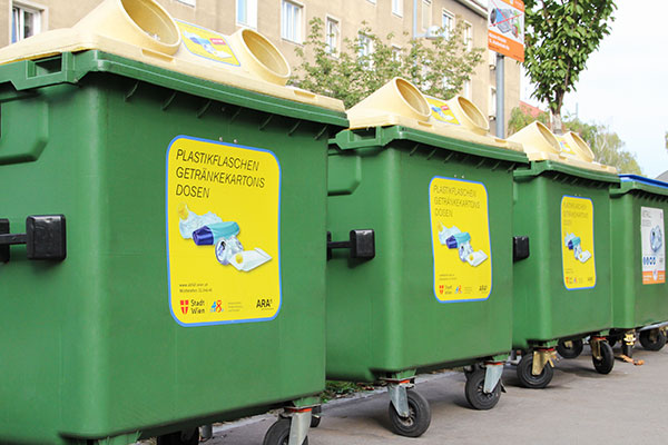 ARA Gelbe Tonne mit Aufklebern