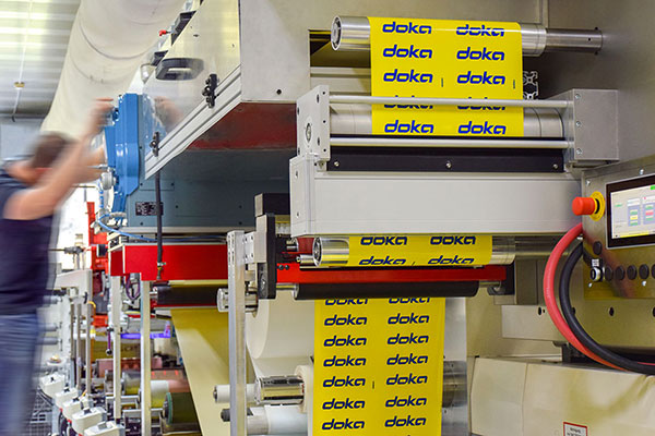Rotative Siebdruckmaschine im Einsatz