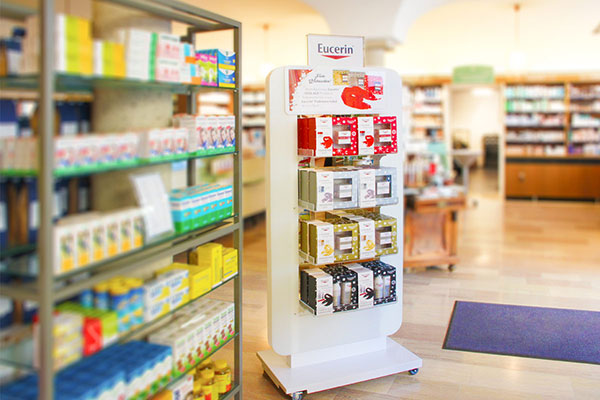 Eucerin Bodendisplay in einer Apotheke