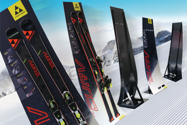 Bodendisplay mit Skiern