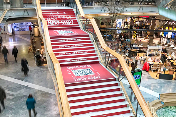 Rote Folierung mit einem Schriftzug in einem Einkaufszentrum