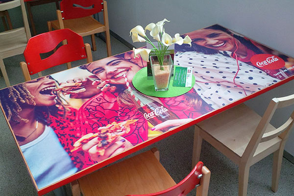 Tisch mit Dekorfolie