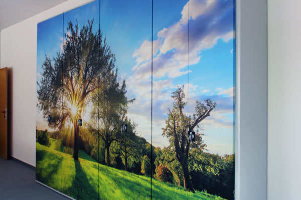 Büroregal mit bedruckten Türen, Motiv: Baum mit Sonnenaufgang