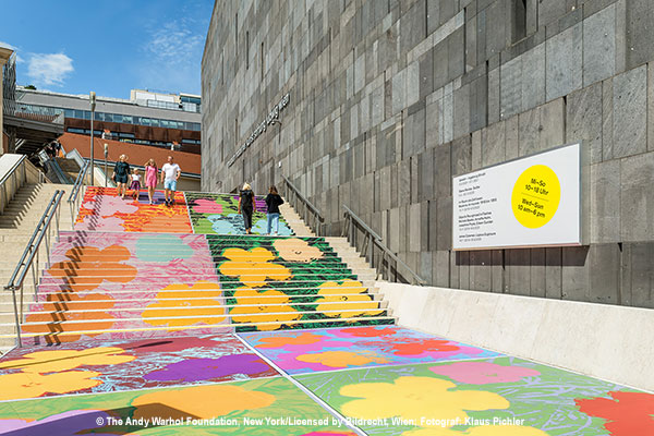 Mit Andy Warhols "Flowers" bedruckte Bodenwerbefolie vor dem mumok