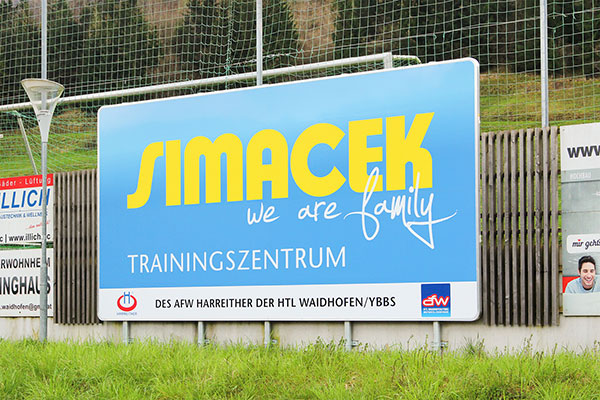 Großflächige Werbetafel Sportplatz