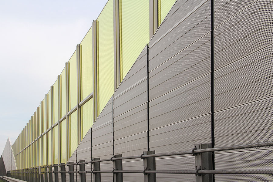 Lärmschutzwand mit steherüberdeckender Ausführung der Aluminiumelemente in Kombination mit gelben Plexiglaselementen