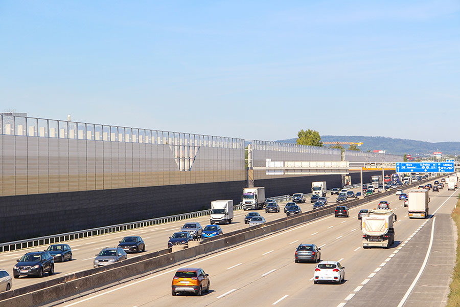 Ansicht von der Ortsstraße auf die Lärmschutzwand entlang der A2 bei Wiener Neudorf