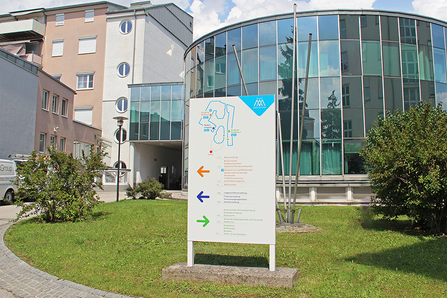 Wegweiser im Außenbereich Rathaus Amstetten