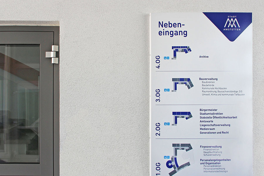 Wegweiser, Wandtafel Rathaus Amstetten