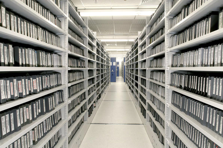 Archivregale mit Filmrollen