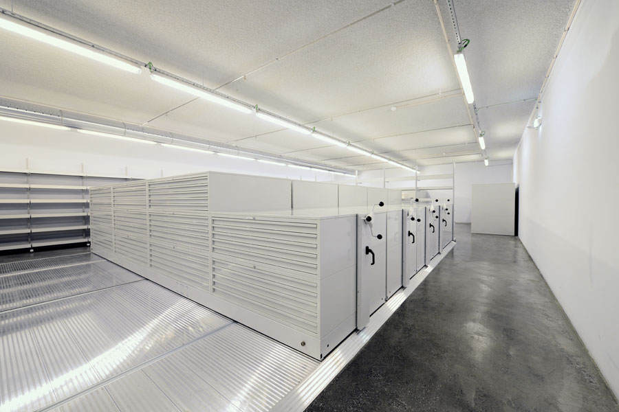 Verfahbare Archivregale mit unterschiedlichen Höhen