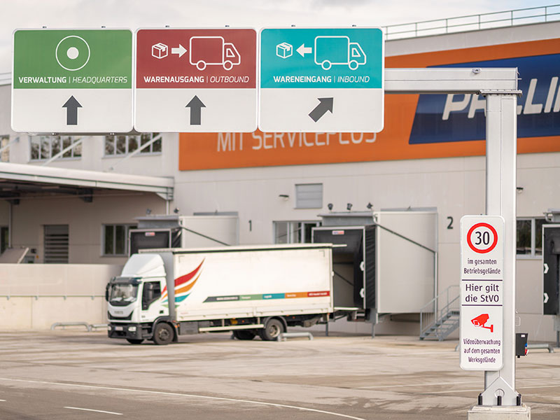 Firmenleitsystem Prillinger Kragarm, mit LKW im Hintergrund