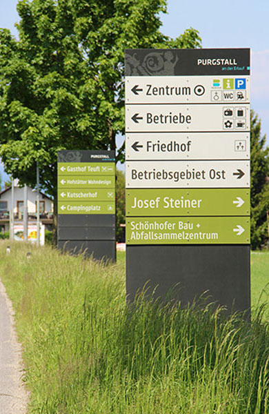 Leitsystem Purgstall Pylon mit auswechselbaren Wegweisern