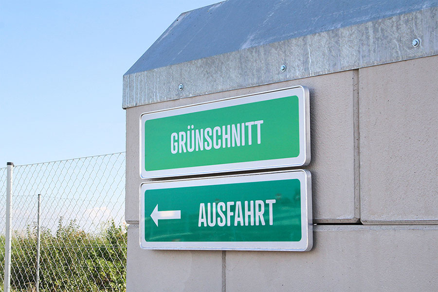 Wegweiser Richtung "Grünschnitt" und "Ausfahrt"