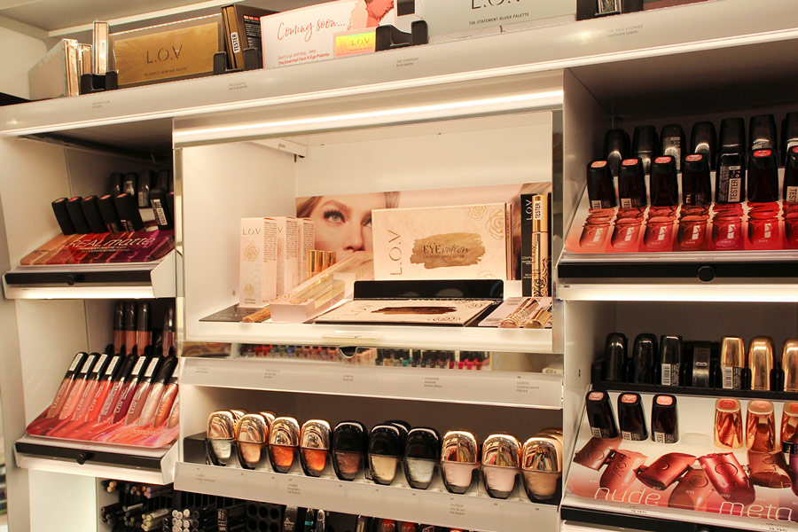 Eingebautes Regalelement "Hot Spot" zur Präsentation von MakeUp