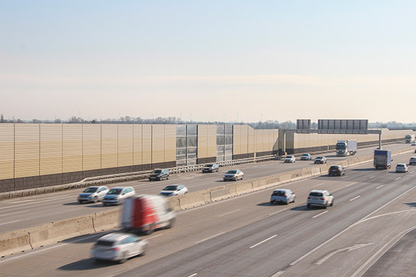 Lärmschutzwand aus Aluminium an einer vielbefahrenen Autobahn