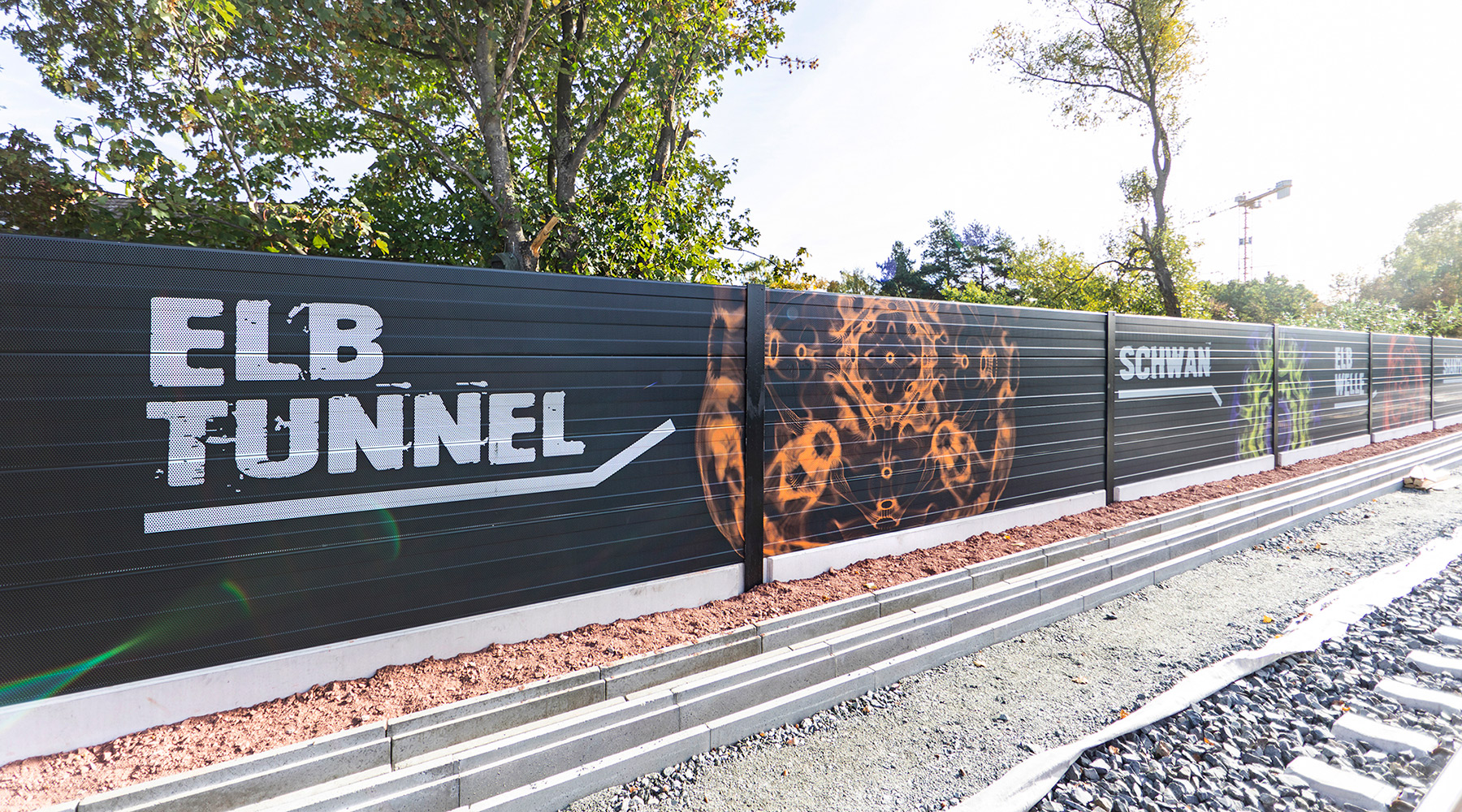 Bedruckte Lärmschutzwand aus Aluminium an einer Bahnstrecke
