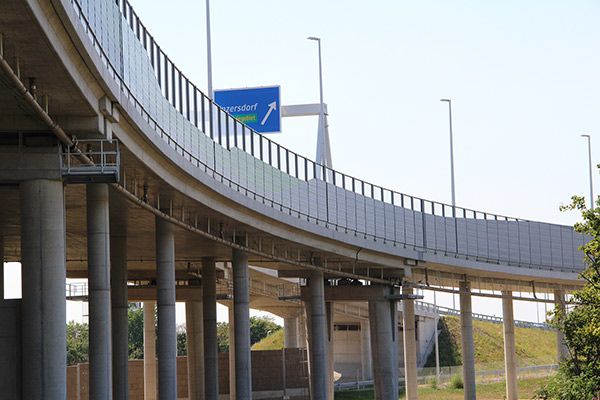 Schallschutzwand auf einer Hochstraße