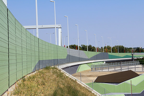 Lärmschutzwand in unterschiedlichen Farbtönen