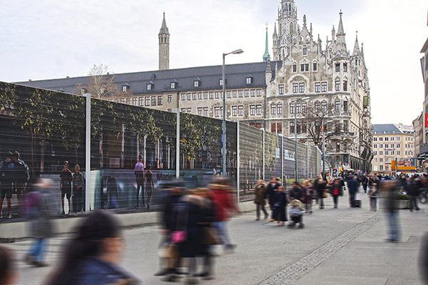 Bedruckte Lärmschutzwand am belebten Marienhofplatz in München