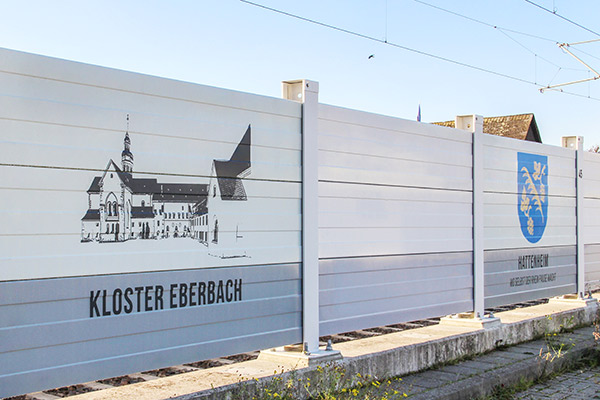Lärmschuztwand bedruckt mit einem Bild und dem Schriftzug "Kloster Eberbach"