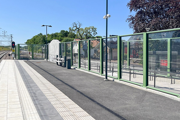 Transparente Lärmschutzwand an einem Bahnhof
